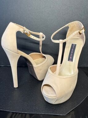 NWOT NEW Steven by Steve Madden Nude Platform Heels T-Strap Peep Toe Size 6